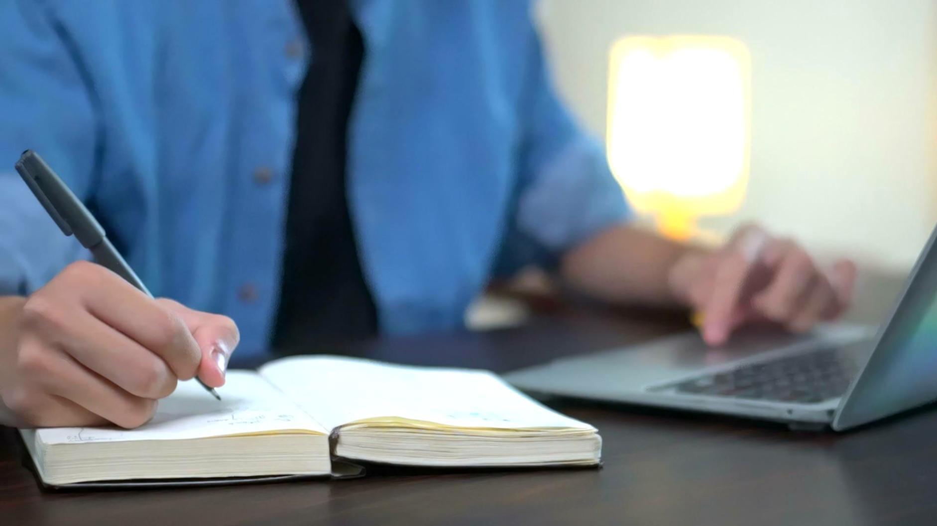 Detailansicht einer Budgetplanung mit Taschenrechner und handschriftlichen Notizen