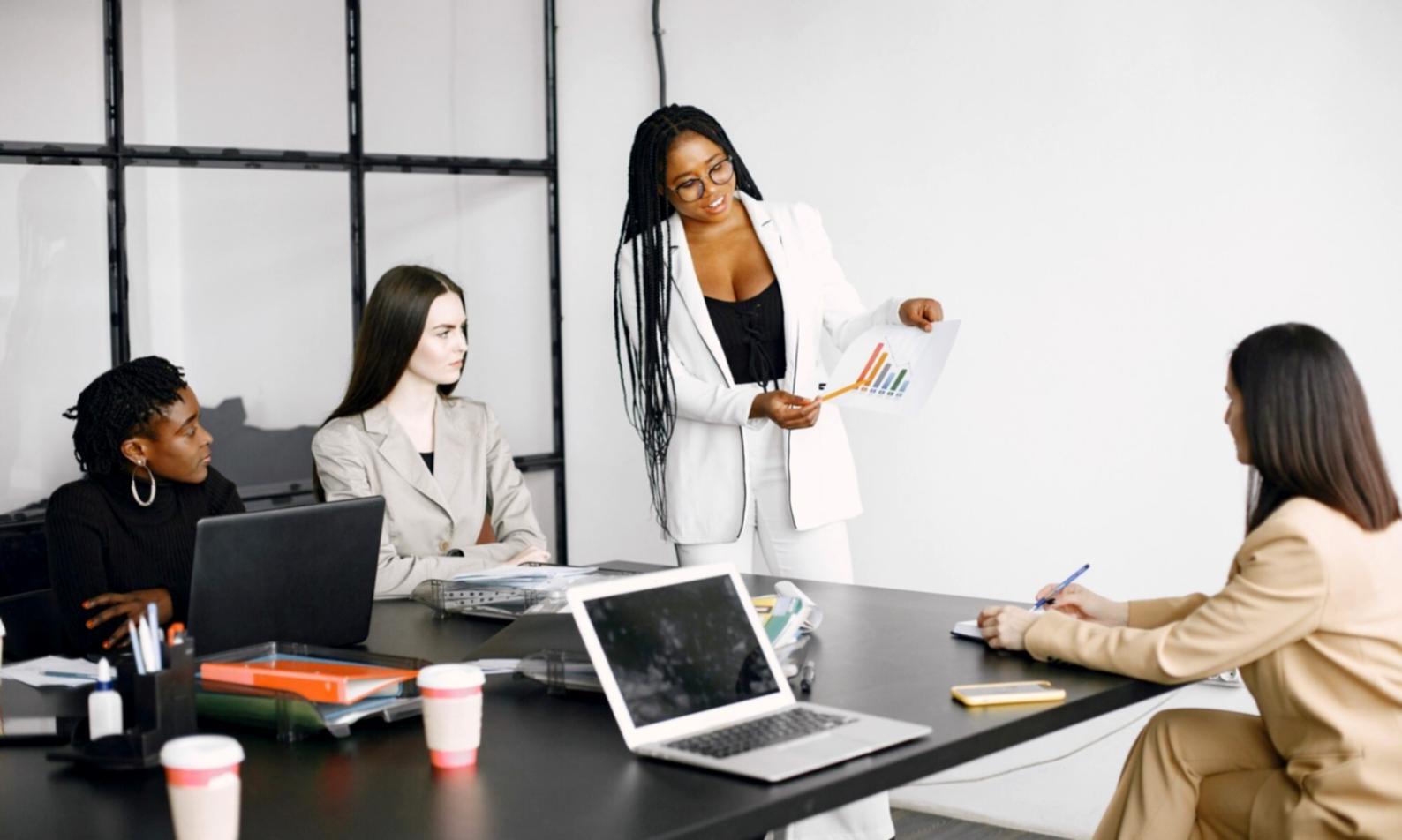 Teamarbeit bei der Budgetplanung mit verschiedenen Finanzunterlagen und Notizen auf dem Tisch